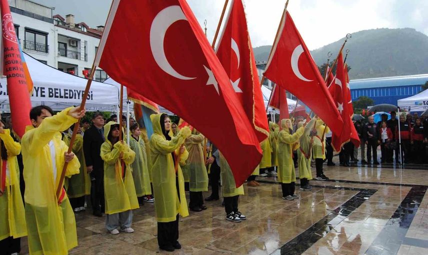 Beşkaza Meydanı'nda 29 Ekim coşkusu yağmura rağmen sürdü