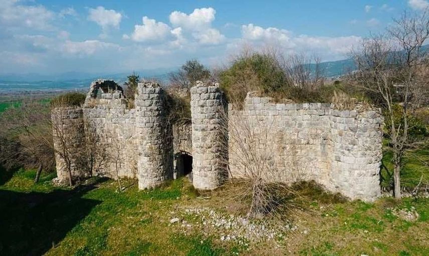 Andırın'ın asırlık nöbetçisi Anacık Kalesi zamana direniyor