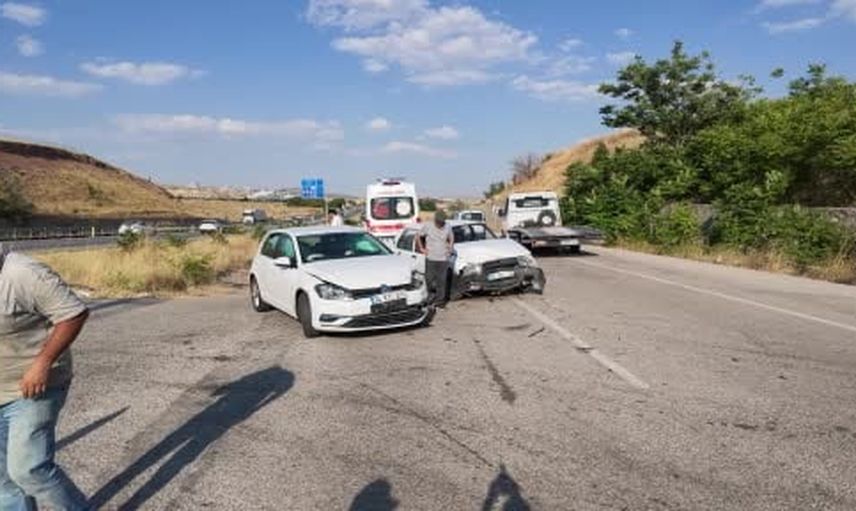 Kırıkkale'de Osmangazi Mahallesi'nde kafa kafaya çarpışma: 5 yaralı