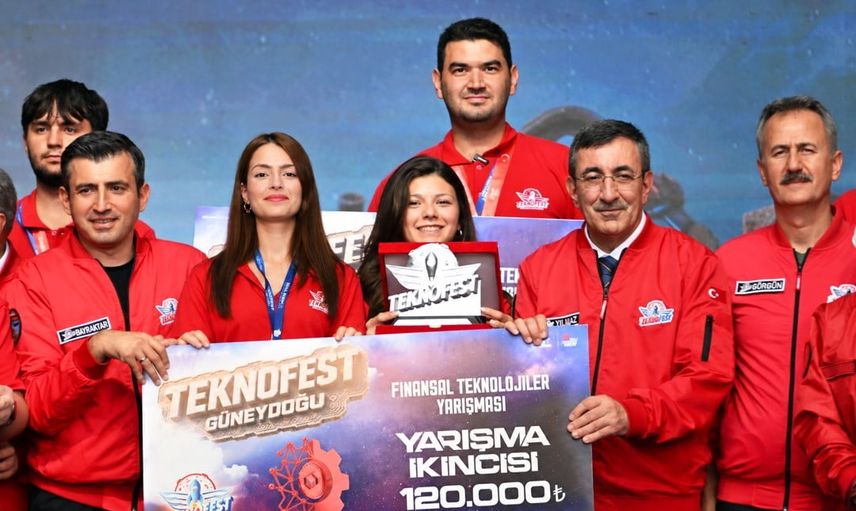 Manisalı gençler kara para ağlarını çözen yapay zekâ projesiyle TEKNOFEST'te ikinci