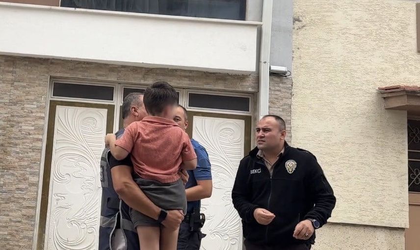 Apartmana zarar veren kadının korkan çocuğu polisin çabasıyla sakinleşti