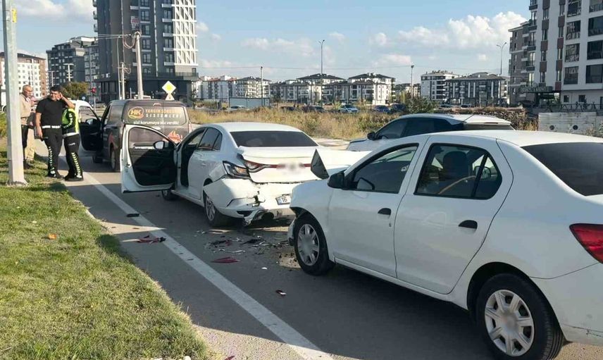 Trafik ışıklarında zincirleme çarpışma: dört araç birbirine girdi