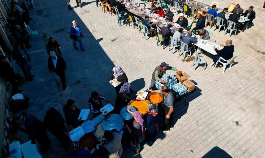 Gurbetten vefa: Özburun'da mevlit ve yemekle anma