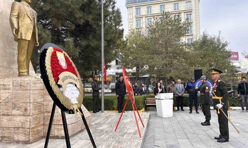 Van'da 103. yıl coşkusu valilik bahçesinde Atatürk heykeli önünde