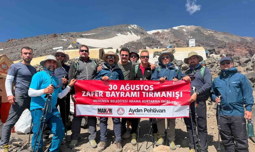 Zafer coşkusu Ağrı Dağı'nın zirvesine taşındı