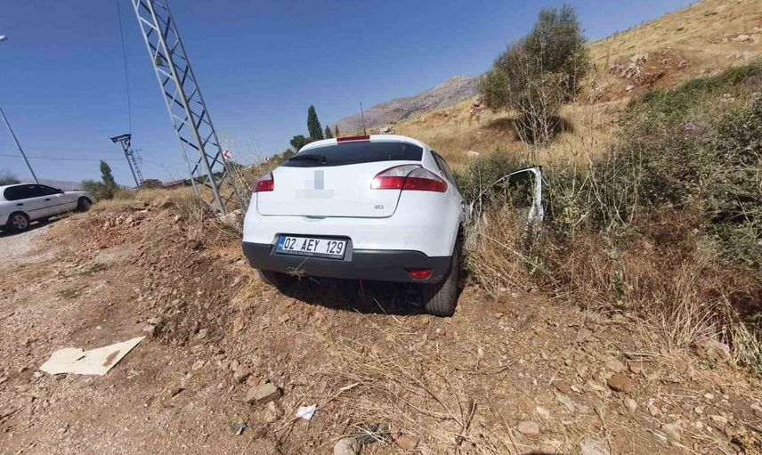 Doğanşehir'de D850-10 karayolunda kontrolden çıkan otomobil toprak alana savruldu: 2 yaralı
