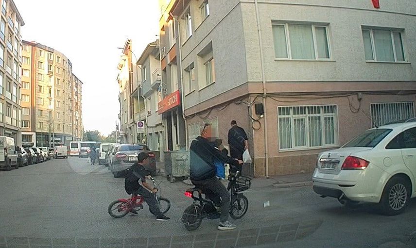 Eskişehir'de ani dönüş tehlikesi araç kamerasına yansıdı