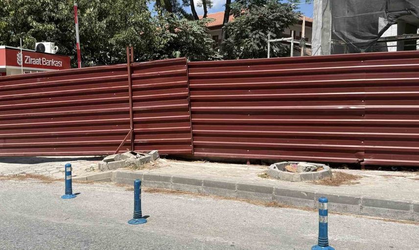 Menteşe'de tehlike oluşturan ağaçlarda kontrollü kesim ve budama
