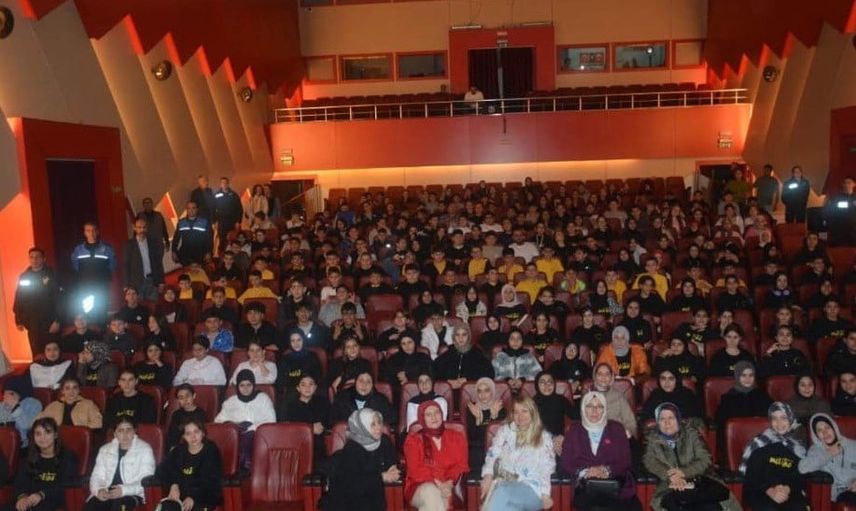 Polis öğrencileri tiyatro ile buluşturdu: 250 öğrenci 'İbiş’in Rüyası'nı izledi