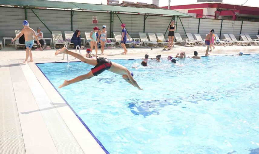 Yaz dönemi yüzme kursunu tamamlayan 140 çocuğa sertifika