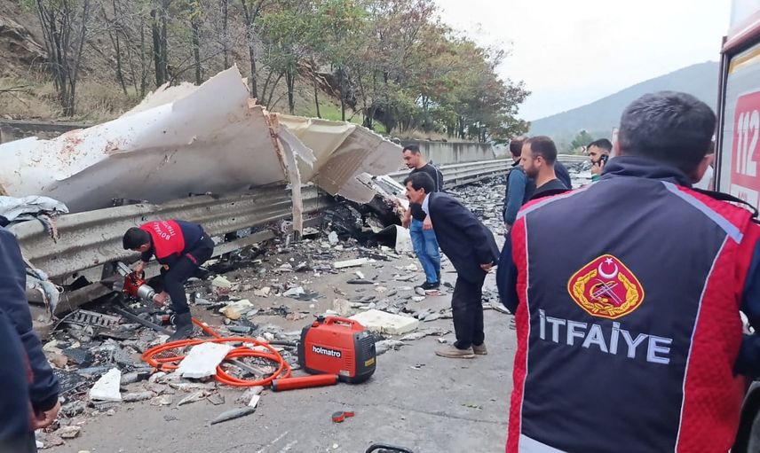 Boyabat'ta bariyerleri aşan balık yüklü kamyon devrildi: bir kişi hayatını kaybetti