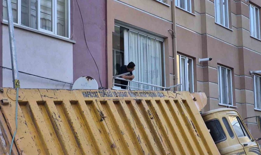 Eskişehir Işıklar Mahallesi'nde yol çökmesi belediye kamyonunu çukura çekti