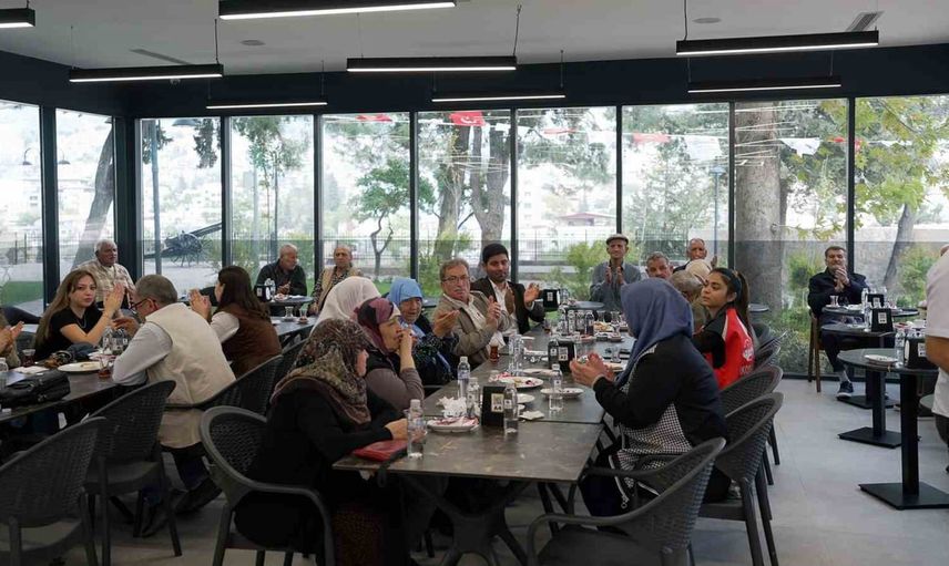 Kahramanmaraş'ta huzurevi sakinlerine kalesi'nde müzikli anlar
