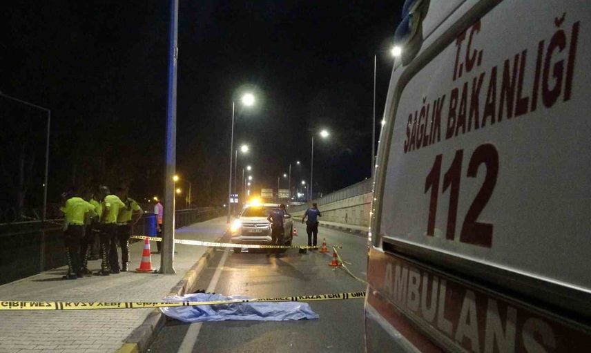 Antalya'da savrulan motosikletin sürücüsü kaldırıma çarparak yaşamını yitirdi
