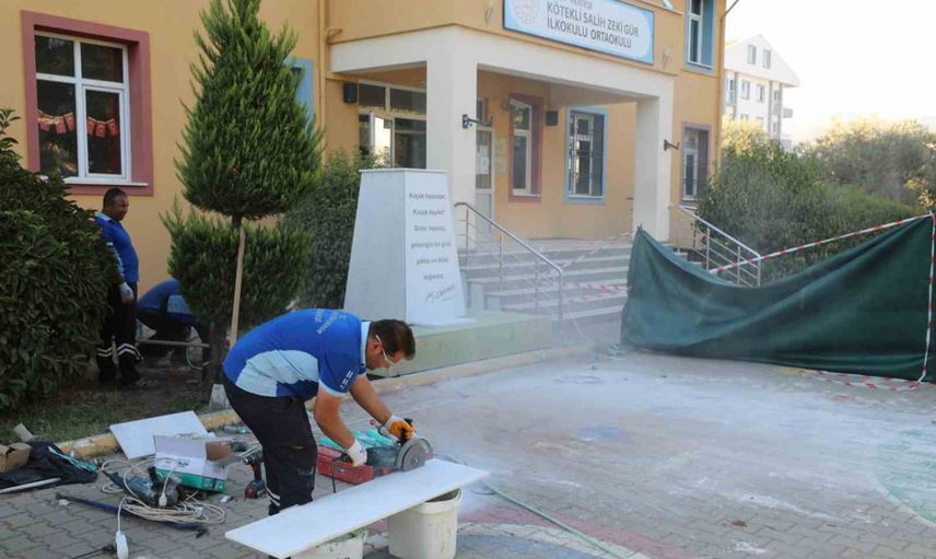 Muğla'da zarar gören Atatürk büstü okul bahçesinde onarıldı