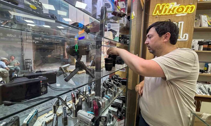 Gençler doğallığı arıyor: yapay zekâdan uzaklaşan kompakt fotoğraf trendi