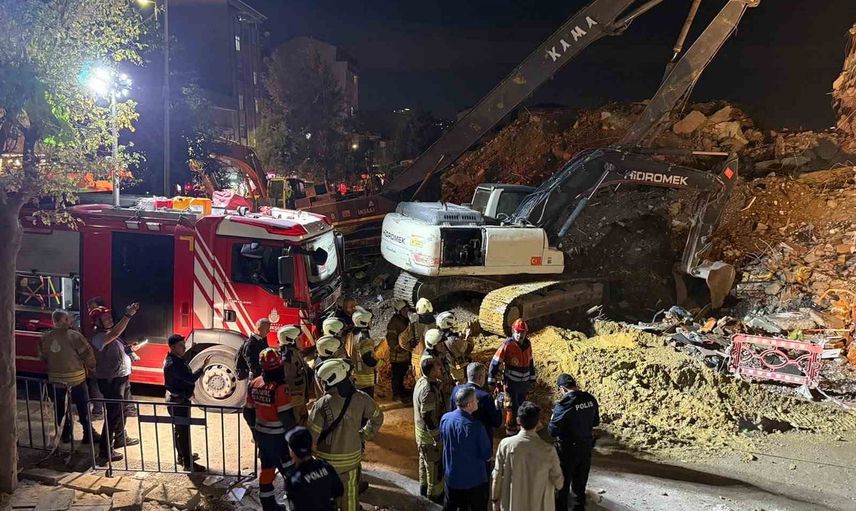 Küçükçekmece'de kentsel dönüşümdeki bina akşam saatlerinde çöktü, ekipler tedbir aldı