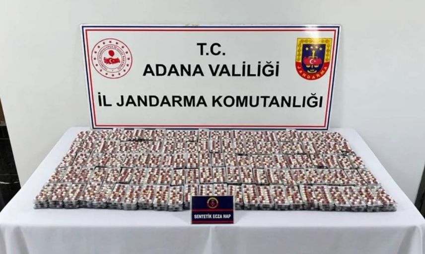 Adana'da jandarma operasyonunda binlerce sentetik hap ve 450 gram ele geçirildi