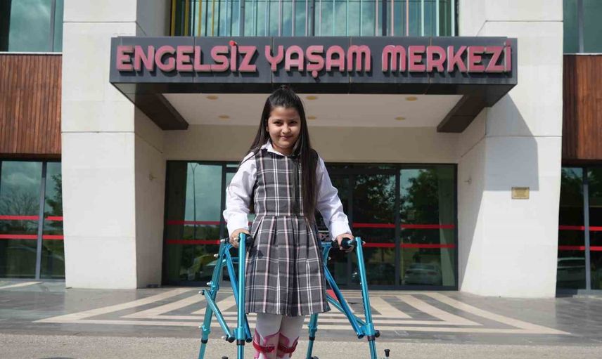 Sunuculukla özgüvenini bulan Cansu, bakanla ilk röportajını yaptı