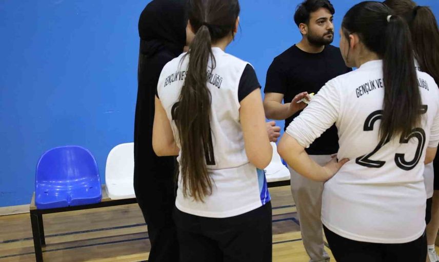 Voleybol sahasında dayanışma: Ağrı ve Vanlı kızlardan örnek mücadele