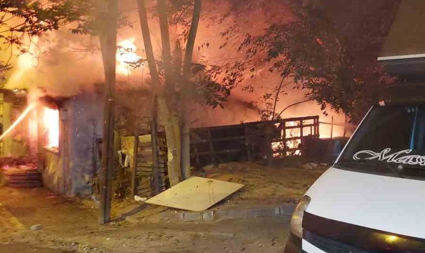 Metruk evin alevleri geceyi aydınlattı, mahalle uykusundan kaçtı