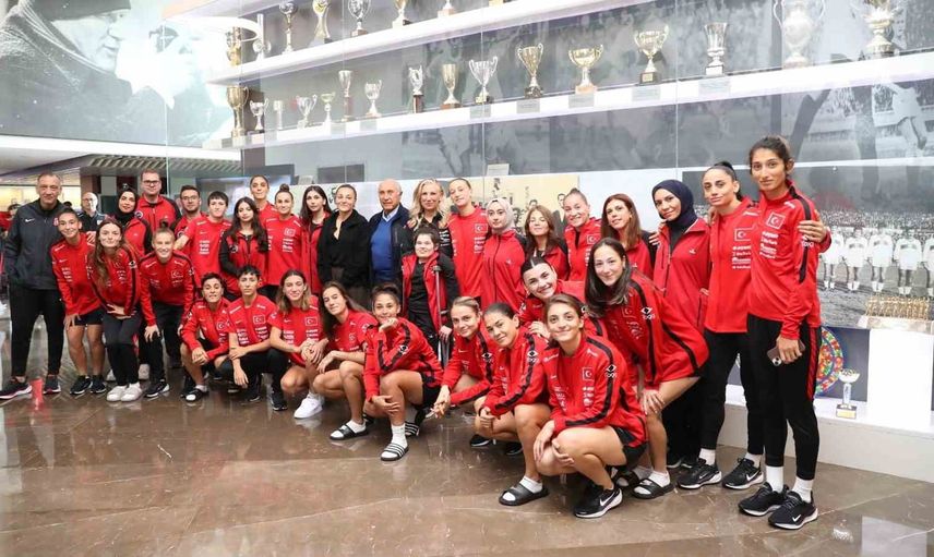 Eski milli isimler riva'da A Milli Kadın Takımı kampını ziyaret etti