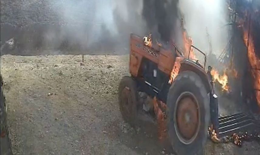 Sürücüsüz traktör kısa devre sonrası alev alıp ahıra çarptı