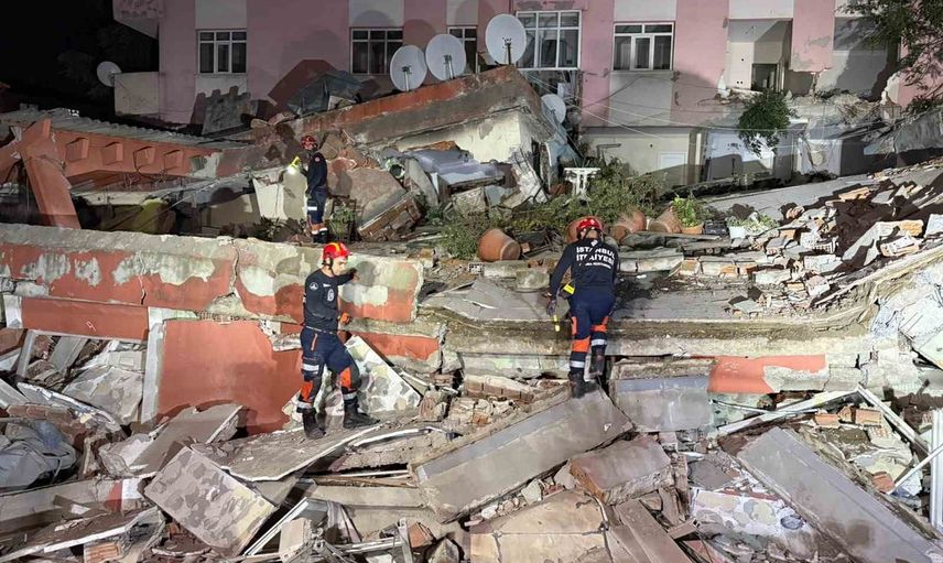 Boşaltılan 6 katlı bina çöktü: Bahçelievler'de can kaybı bildirilmedi
