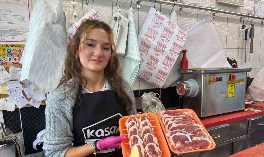 Kavuncular Sokak'ta 18 yaşındaki Ela Pınar mesleğini tezgâhta gösteriyor