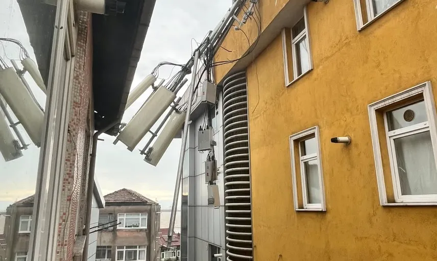 Karadeniz Ereğli'de rüzgar çatıdaki baz istasyonunu devirdi