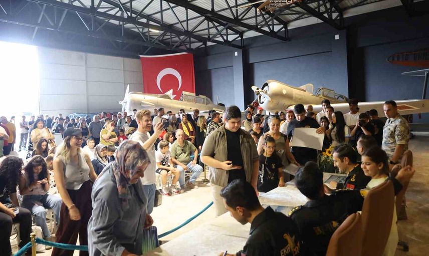 Solotürk İstanbul'da: Hava Müzesi'nde imza kuyruğu ve duygusal buluşma
