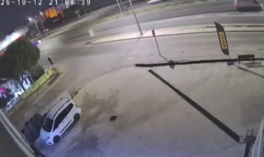 Atatürk Caddesi'nde kontrolden çıkan otomobil refüje çarparak karşı şeride savruldu