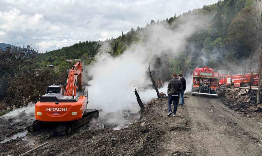 Deresökü'de soba yangını 11 evi küle çevirdi, enkaz kaldırılıyor