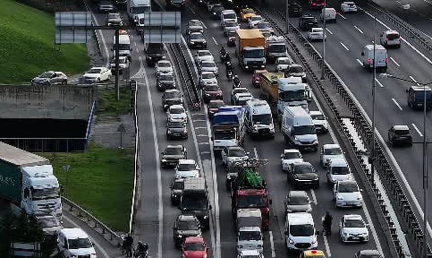 Trafikte hayatla yarış: Basın Ekspres'te ambulansın zorlu geçişi