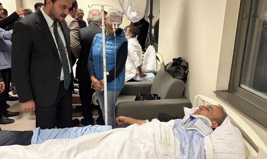 Konvoydaki zincirleme kaza sonrası başkan Selmanoğlu hastanede yaralıları ziyaret etti