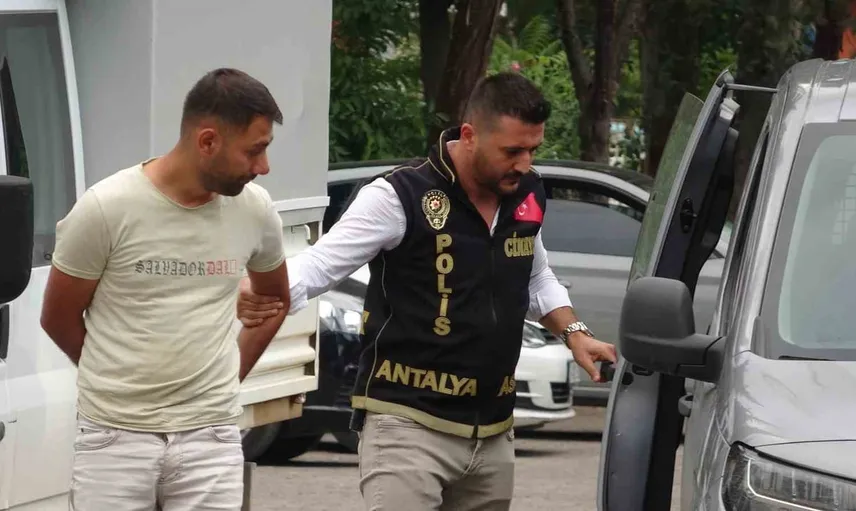 Konya'ya gidip polise teslim olan zanlı, Antalya'da birlikte yaşadığı kadını öldürmekle tutuklandı