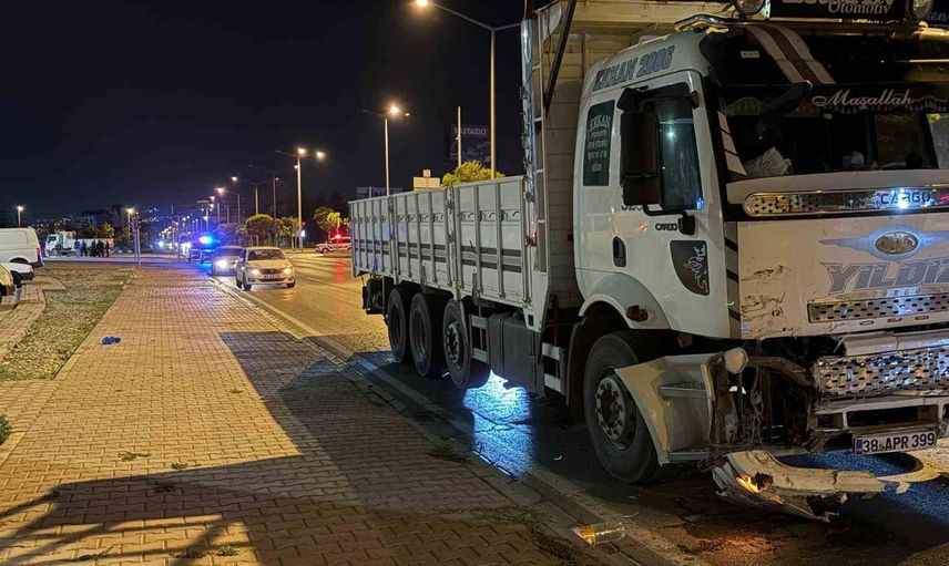 Kamyon çarpışması sonucu otomobil takla attı; sürücüler yara almadan kurtuldu