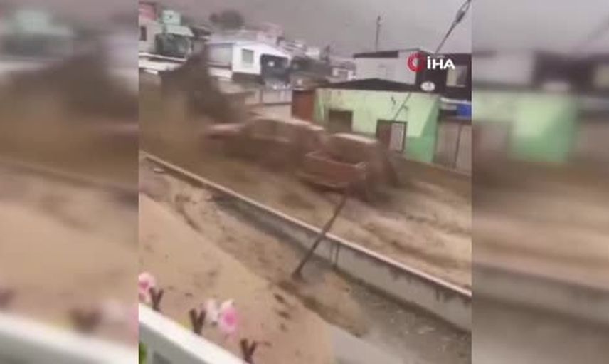 Tocopilla’da sokaklar göle döndü: park halindeki araçlar sürüklendi