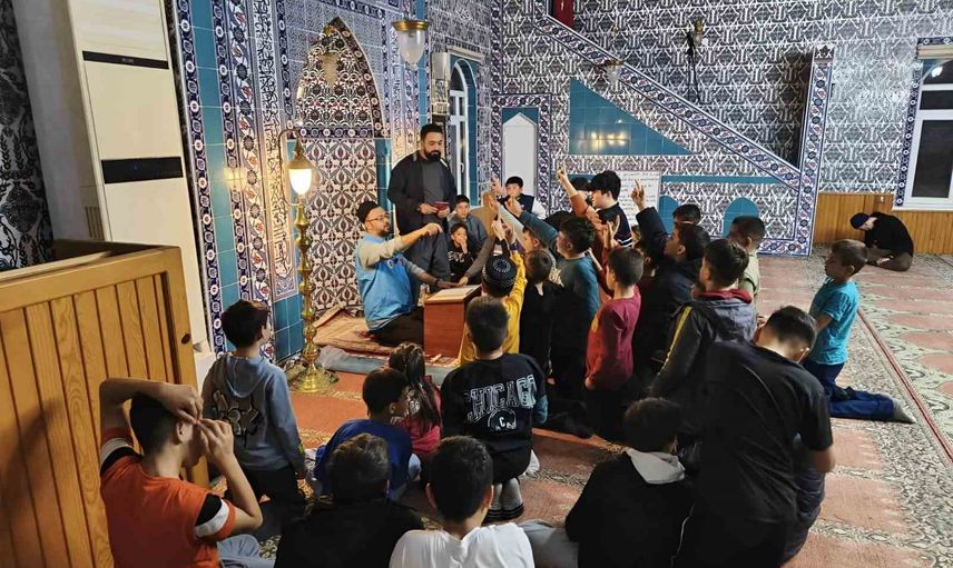 Yatsı namazı sonrası gençlerin gündemi: Kur'an-ı Kerim'in bilimsel mucizeleri