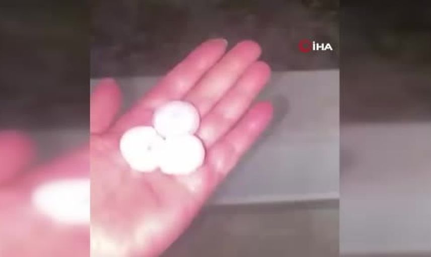 Ceviz büyüklüğündeki dolu Altınözü'nde stadyumu beyaza bürüdü