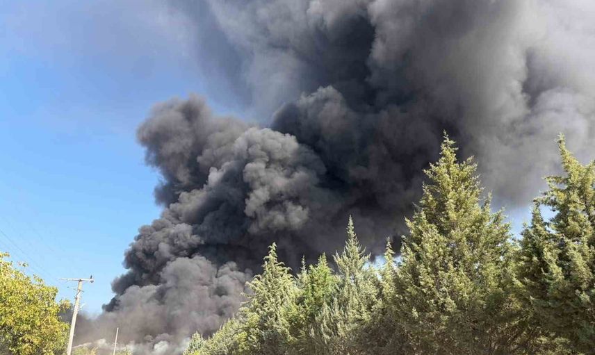 Megaboard'ta dumanlar yükseliyor: Elazığ Organize Sanayi Bölgesi'ndeki yangına müdahale sürüyor