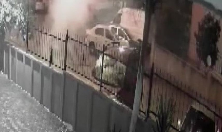 Adana'da sokakta havai fişek tehlikesi: kıvılcımlar araç ve evlere sıçradı