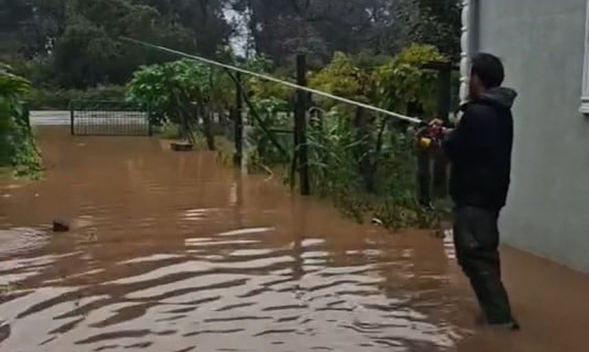 Karacabey'de sağanak yolları göle çevirdi, evlerinin önünden balık tutanlar