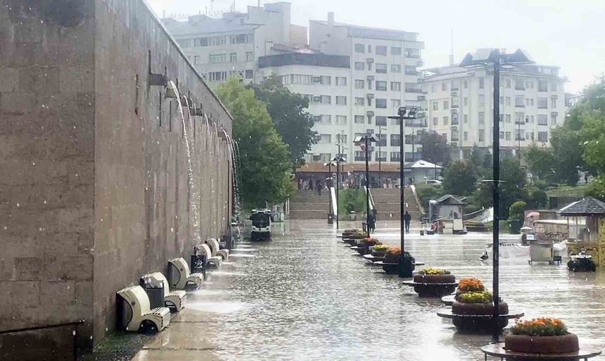 Sivas’ta aniden bastıran sağanak günlük hayatı aksattı