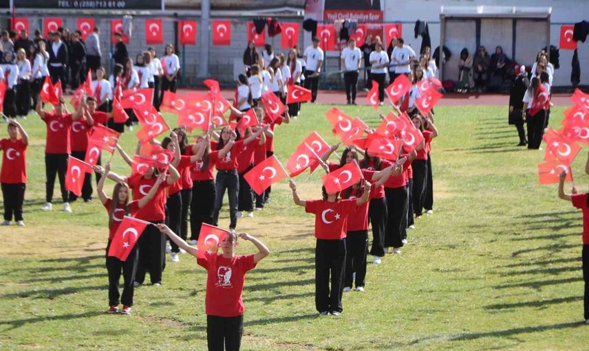 Çivril’de 29 ekim kutlaması: öğrencilerin gösterileri ve protokolde eksiklikler