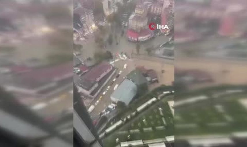 Sarıyer'de su basan yolda onlarca araç görünmez hale geldi