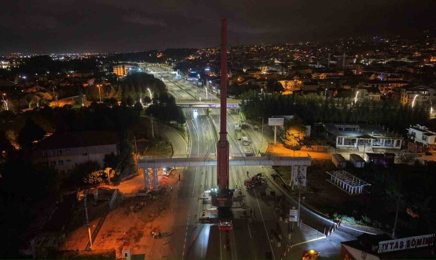 Gece operasyonunda 80 tonluk tabliye Başiskele kavşağında yerine kondu