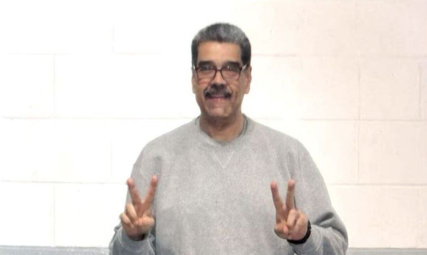 Gözaltı merkezinden paylaşılan fotoğraflarda Maduro umut mesajı verdi