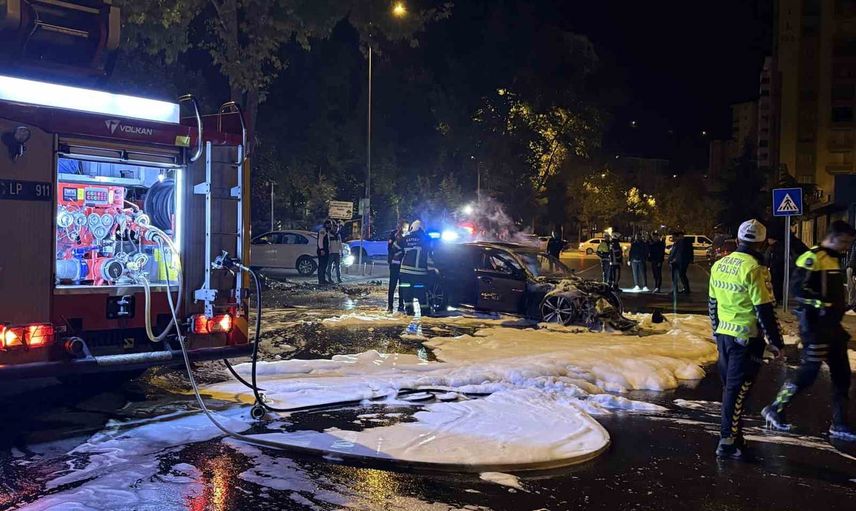 Talas'ta kontrolden çıkan araç çarpma sonrası alev aldı, iki kişi yaralandı