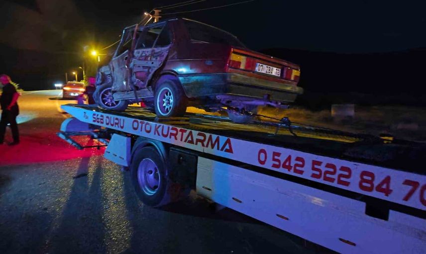 Virajı çıkarken karşı yöne çarpan Fiat Tofaş hurdaya döndü: 2 yaralı